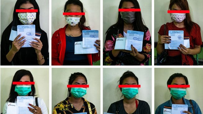 Foto kombo sejumlah wanita pekerja seks (WPS) menunjukkan dana bantuan sosial berupa buku tabungan seusai penutupan kawasan Resosialisasi Argorejo atau Lokalisasi Sunan Kuning (SK) di Semarang, Jawa Tengah, Jumat (18/10). [ANTARA FOTO/Aji Styawan]