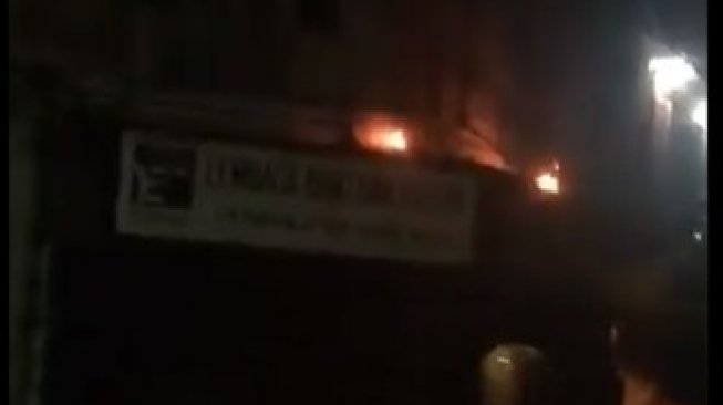 Kantor LBH Medan Diduga Diserang Pakai Bom Molotov, Api Terlihat Berkobar