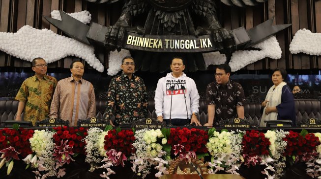 Ketua MPR Bambang Soesatyo bersama para Wakil Ketua MPR saat menghadiri gladi bersih pelantikan presiden dan wakil presiden di Kompleks Parlemen, Jakarta, Sabtu (19/10). [Suara.com/Arya Manggala]