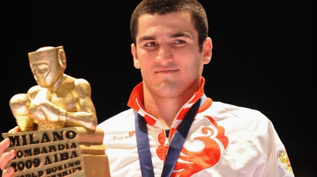 Petinju kelas berat ringan Rusia, Artur Beterbiev, saat meraih medali emas di Kejuaraan Dunia Tinju 2009. [AFP/Alberto Pizzoli]