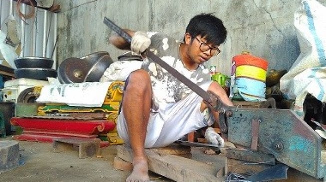 Untuk mengerjakan gamelan dan gong yang "bersuara", perajin Bondho Gongso mesti mengerjakan sepenuh hati [Suara.com/Uli Febriarni].