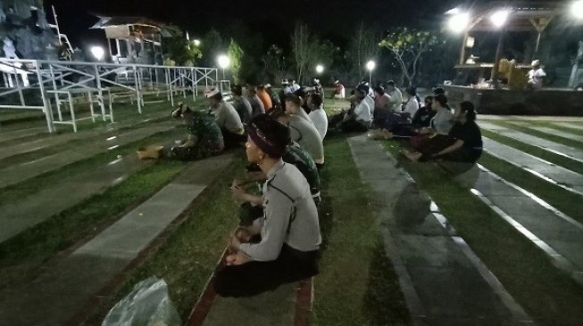 Puluhan umat Hindu di Kota Cilegon, Kota Serang, dan Kabupaten Serang, memanjatkan doa keselamatan bangsa jelang pelantikan Presiden dan Wakil Presiden. (Suara.com/Yandhi Deslatama)