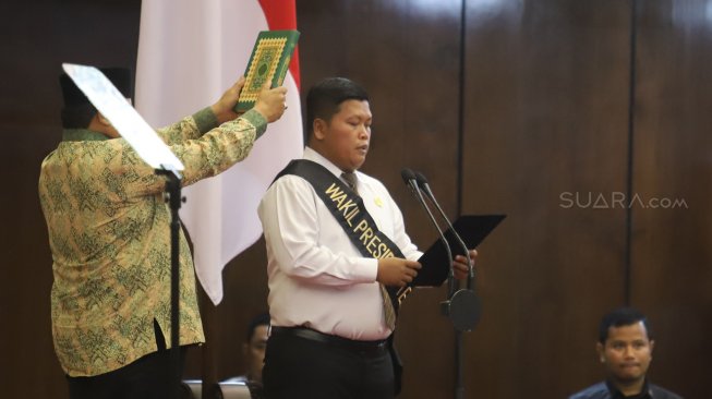 Petugas melakukan gladi bersih pelantikan presiden dan wakil presiden masa jabatan 2019-2024 di Kompleks Parlemen, Senayan, Jakarta, Sabtu (19/10). [Suara.com/Arya Manggala]