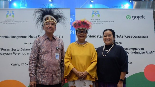 Shinto Nugroho - Chief Public Policy and Government Relations Gojek, Yohana Yembise - Menteri Pemberdayaan Perempuan dan Perlindungan Anak,  dan Pribudiarta Nur Sitepu - Sekretaris Kementerian Pemberdayaan Perempuan dan Perlindungan Anak dalam penandatanganan nota kesepahaman tentang "Peran serta dalam penyelenggaraan pemberdayaan perempuan dan perlindungan anak" pada kamis (17/10/2019) [Dok. Gojek].