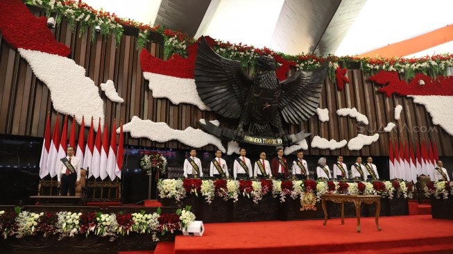 Petugas melakukan gladi bersih pelantikan presiden dan wakil presiden masa jabatan 2019-2024 di Kompleks Parlemen, Senayan, Jakarta, Sabtu (19/10). [Suara.com/Arya Manggala]