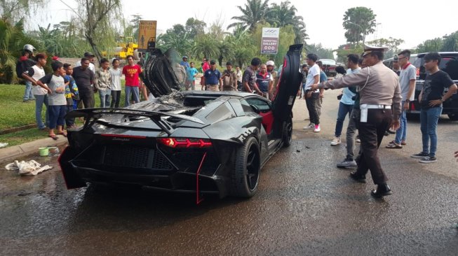 Lamborghini Aventador yang diduga milik aktor Raffi Ahmad terbakar di Sentul, Jawa Barat, Sabtu (19/10/2019). [Istimewa]