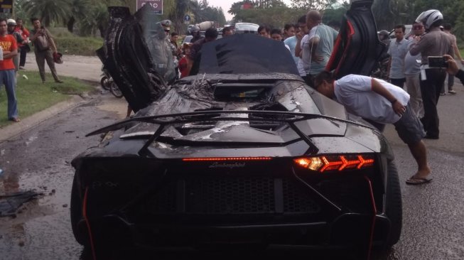 Lamborghini Aventador yang diduga milik aktor Raffi Ahmad terbakar di Sentul, Jawa Barat, Sabtu (19/10/2019). [Istimewa]