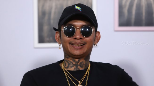 Penyanyi Rap,Samuel Alexander Pieter atau lebih dikenal dengan Young Lex berkunjung ke Kantor Suara.com, Jakarta Selatan, Jumat (18/10). [Suara.com/Angga Budhiyanto]