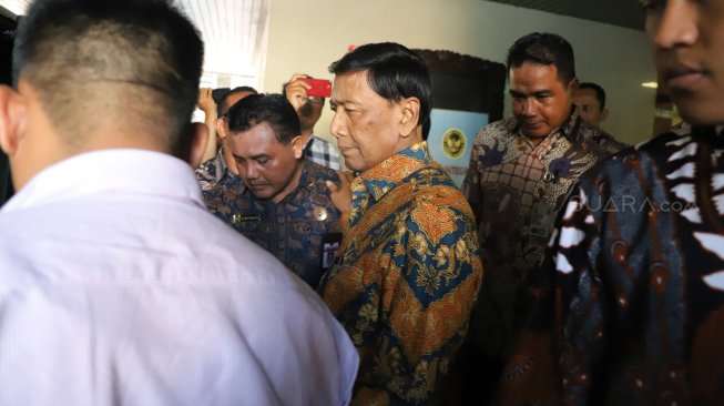 Menko Polhukam Wiranto usai menghadiri acara silaturahmi dengan keluarga besar Kemenko Polhukam di Jakarta, Sabtu (19/10). [Suara.com/Arya Manggala]