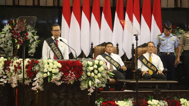 Petugas melakukan gladi bersih pelantikan presiden dan wakil presiden masa jabatan 2019-2024 di Kompleks Parlemen, Senayan, Jakarta, Sabtu (19/10). [Suara.com/Arya Manggala]