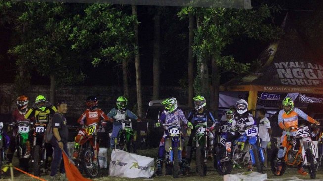 Para crosser bersiap dalam gelaran malam di Trial Dirt Game Nganjuk [Dok 76 Rider].