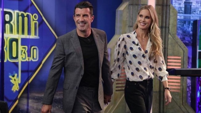 Luis Figo dan istrinya, Helene Svendin, saat menghadiri program televisi Spanyol, El Hormiguero. (Instagram/@helenesvedinfigo).