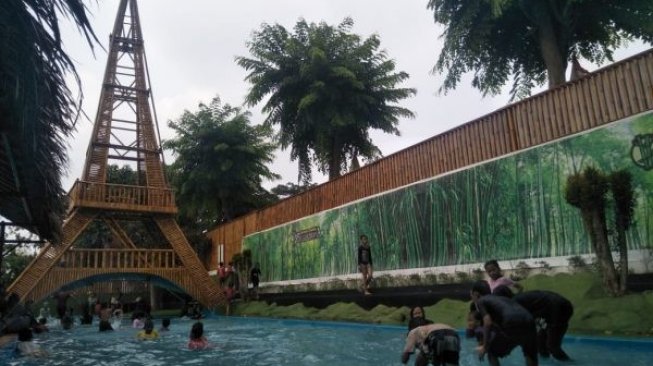 Tempat Renang dengan Replika Menara Eiffel Ini Viral di Serang