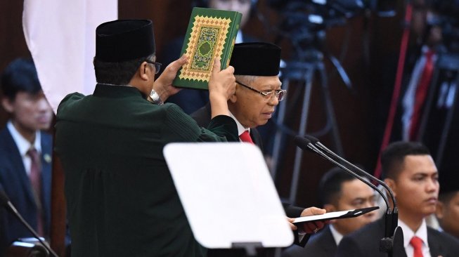 Wakil Presiden terpilih Ma'ruf Amin mengucapkan sumpah saat dilantik menjadi wakil presiden periode 2019-2024 di Gedung Nusantara, kompleks Parlemen, Senayan, Jakarta, Minggu (20/10). [ANTARA FOTO/Akbar Nugroho Gumay]
