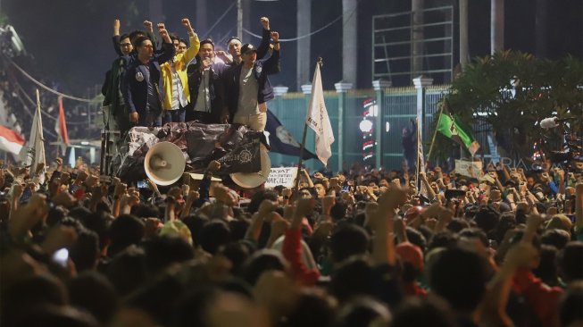 Sejumlah mahasiswa dari berbagai perguruan tinggi melakukan aksi unjuk rasa di depan gedung DPR RI, Jakarta, Senin (23/9). (Suara.com/Angga Budhiyanto)