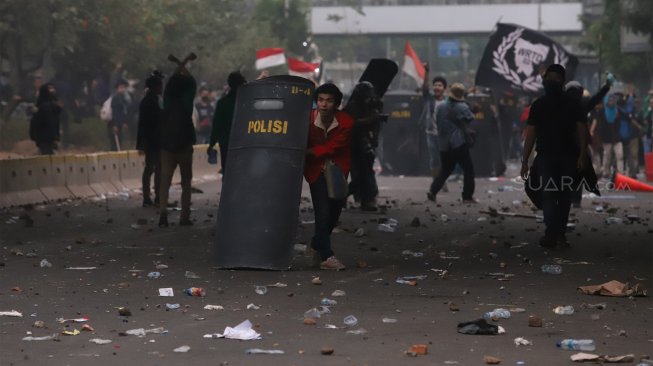 Suasana kericuhan yang terjadi di depan gedung DPR RI, Jakarta, Selasa (24/9). (Suara.com/Angga Budhiyanto)