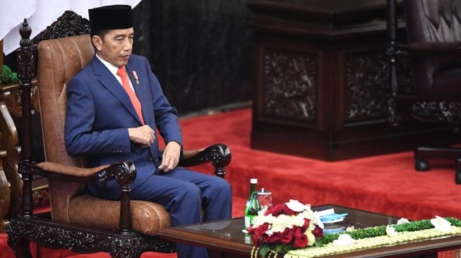 Presiden Joko Widodo bersiap mengikuti upacara pelantikan presiden dan Wakil Presiden di Gedung Nusantara, kompleks Parlemen, Senayan, Jakarta, Minggu (20/10). [ANTARA FOTO/Akbar Nugroho Gumay]