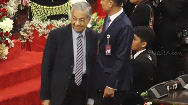 PM Malaysia Mahathir Mohamad  saat menghadiri pelantikan presiden dan wakil presiden di Kompleks Parlemen, Jakarta, Minggu (20/10). [Suara.com/Arya Manggala] 