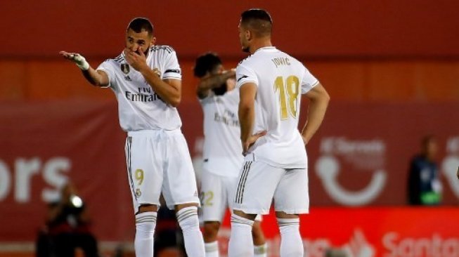 Pemain Real Madrid Karim Benzema (kiri) berbicara dengan rekan setimnya Luka Jovic setelah Mallorca unggul 1-0 dalam lanjutan Liga Spanyol. JAIME REINA / AFP