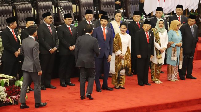 Presiden Joko Widodo dan Wakil Presiden Ma'ruf Amin menerima ucapan selamat dari sejumlah tamu negara saat pelantikan presiden dan wakil presiden di Kompleks Parlemen, Jakarta, Minggu (20/10). [Suara.com/Arya Manggala]      