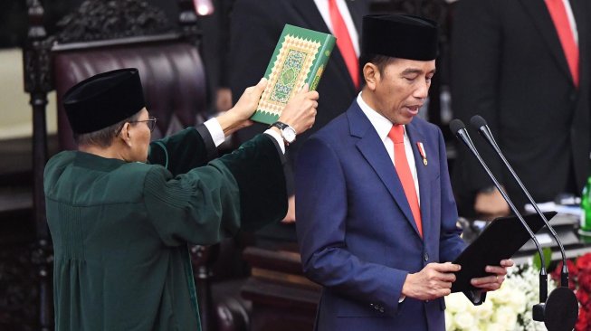 Presiden Joko Widodo mengucapkan sumpah saat dilantik menjadi presiden periode 2019-2024 di Gedung Nusantara, kompleks Parlemen, Senayan, Jakarta, Minggu (20/10).  [ANTARA FOTO/Akbar Nugroho Gumay]