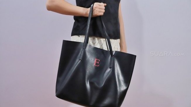 Salah satu tas merek E. Angelia, rancangan desainer tas kulit, Evelyn Angelia. (Suara.com/Angga)