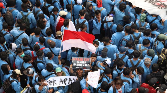 Sejumlah mahasiswa dari berbagai perguruan tinggi melakukan aksi unjuk rasa di depan gedung DPR RI, Jakarta, Senin (23/9). (Suara.com/Angga Budhiyanto)