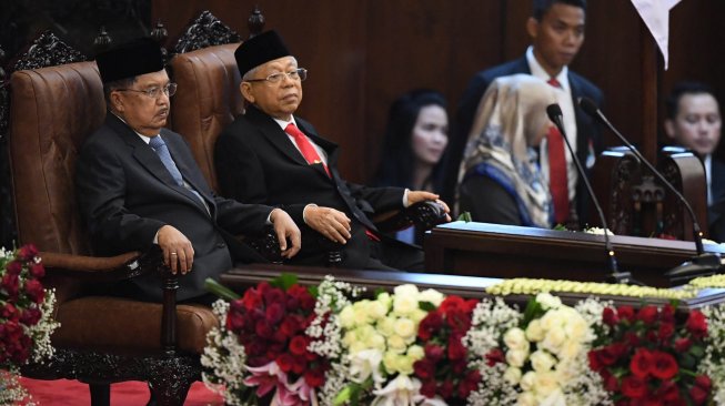 Wakil Presiden Jusuf Kalla (kiri) bersama Wakil Presiden terpilih Ma'ruf Amin bersiap mengikuti upacara pelantikan presiden dan Wakil Presiden di Gedung Nusantara, kompleks Parlemen, Senayan, Jakarta, Minggu (20/10). [ANTARA FOTO/Akbar Nugroho Gumay]