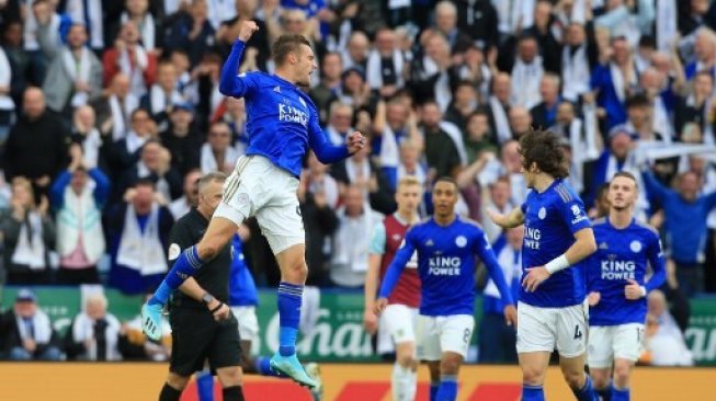 Pemain Leicester CIty Jamie Vardy rayakan golnya ke gawang Burnley dalam pertandingan Liga Inggris di King Power Stadium, Sabtu (19/10/2019). [AFP]