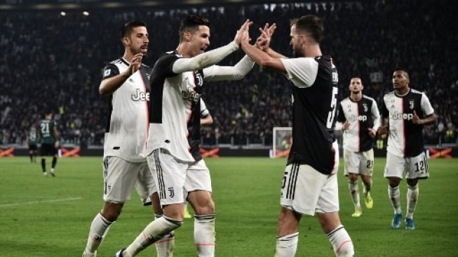 Gelandang Juventus Miralem Pjanic (kanan) merayakan golnya setelah menjebol gawang Bologna bersama Cristiano Ronaldo (tengah) dan Sami Khedira di Juventus Stadium. Marco BERTORELLO / AFP