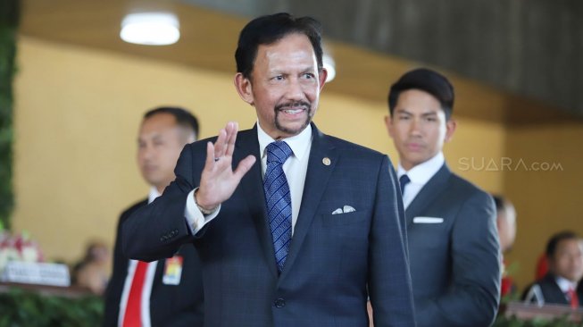 Sultan Brunei Darussalam Sultan Hassanal Bolkiah  saat menghadiri pelantikan presiden dan wakil presiden di Kompleks Parlemen, Jakarta, Minggu (20/10). [Suara.com/Arya Manggala] 