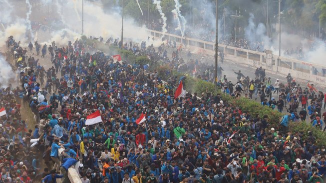 Suasana kericuhan yang terjadi di depan gedung DPR RI, Jakarta, Selasa (24/9). (Suara.com/Angga Budhiyanto)