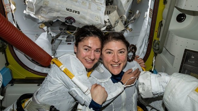 Astronot perempuan NASA, Christina Koch dan Jessica Meir berhasil mengukir sejarah. [NASA]