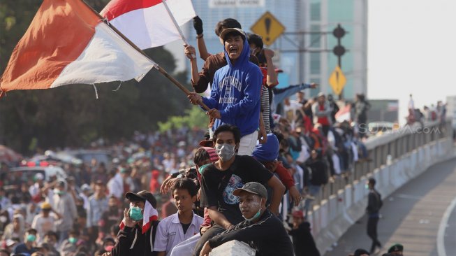 Sejumlah mahasiswa dari berbagai perguruan tinggi melakukan aksi unjuk rasa di depan gedung DPR RI, Jakarta, Senin (23/9). (Suara.com/Angga Budhiyanto)