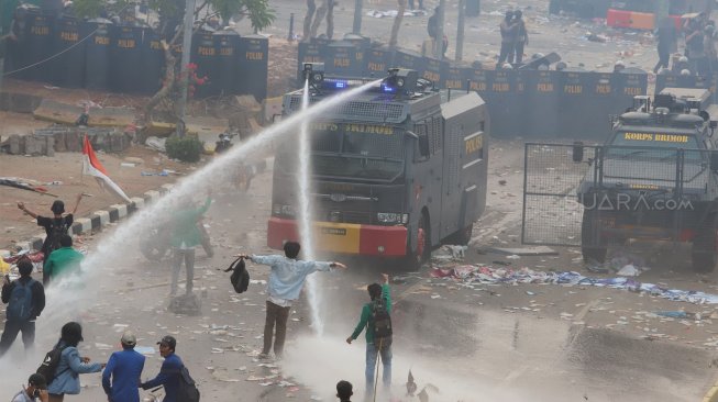 Suasana kericuhan yang terjadi di depan gedung DPR RI, Jakarta, Selasa (24/9). (Suara.com/Angga Budhiyanto)