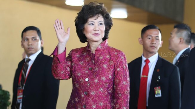 Sekretaris Utusan Khusus Presiden Amerika Serikat, Elaine L Chao  saat menghadiri pelantikan presiden dan wakil presiden di Kompleks Parlemen, Jakarta, Minggu (20/10). [Suara.com/Arya Manggala]    