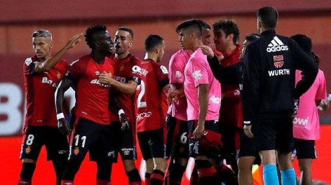 Gelandang Real Mallorca Lago Junior (kedua kiri) merayakan golnya ke gawang Real Madrid dalam lanjutan Liga Spanyol di Stadion Son Moix. JAIME REINA / AFP