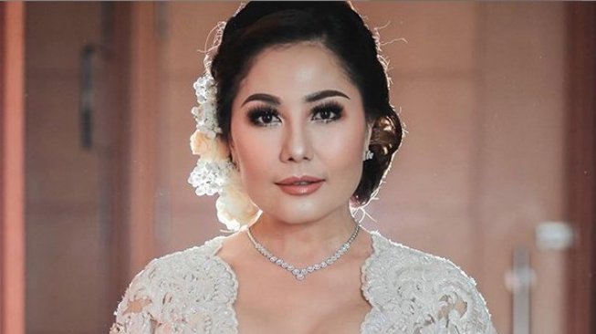 Emma Waroka cantik jadi pengantin. [Instagram]