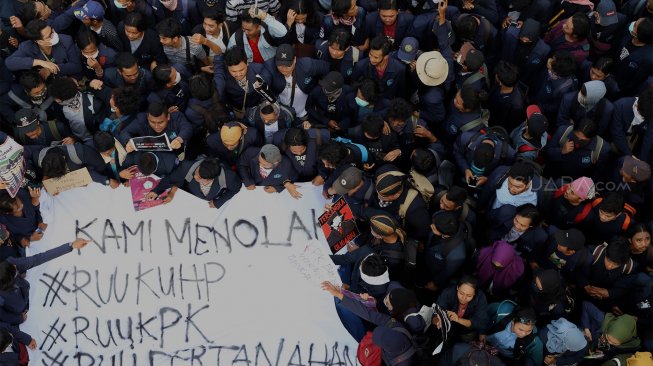 Sejumlah mahasiswa dari berbagai perguruan tinggi melakukan aksi unjuk rasa di depan gedung DPR RI, Jakarta, Senin (23/9). (Suara.com/Angga Budhiyanto)