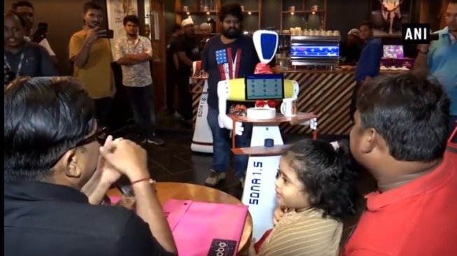 Jangan Kaget! Datang ke Restoran Ini Anda Akan Dilayani Sepasang Robot