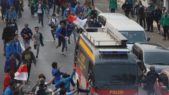 Suasana kericuhan yang terjadi di depan gedung DPR RI, Jakarta, Selasa (24/9). (Suara.com/Angga Budhiyanto)