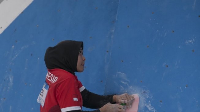 Atlet panjat tebing Indonesia Aries Susanti Rahayu mengikuti babak kualifikasi boulder putri seri kejuaraan dunia panjat tebing Wujiang 2019 di Wujiang, Tiongkok, Sabtu (4/5/2019). ANTARA FOTO/Hendra Nurdiyansyah/wsj.