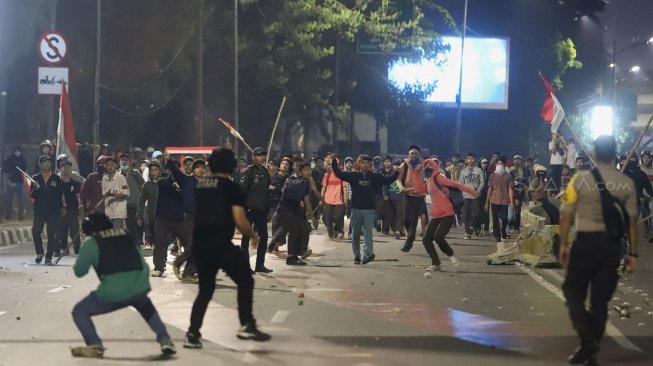 Suasana kericuhan yang terjadi antara pelajar STM dengan petugas Kepolisian di sekitar gedung DPR RI, Jakarta, Rabu (25/9). (Suara.com/Angga Budhiyanto)