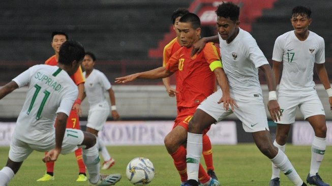 Suasana laga Timnas Indonesia U-19 vs China di Stadion Kapten I Wayan Dipta, Gianyar, Bali, Minggu (20/10/2019) petang WIB. [ANTARA FOTO/Nyoman Budhiana]