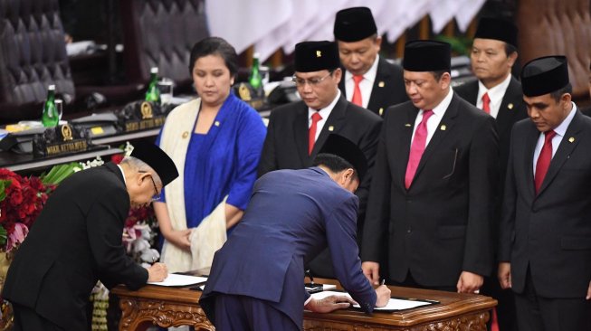 Pria Mencurigakan Minta Dilantik dan 4 Berita Pelantikan Jokowi-Maruf Amin