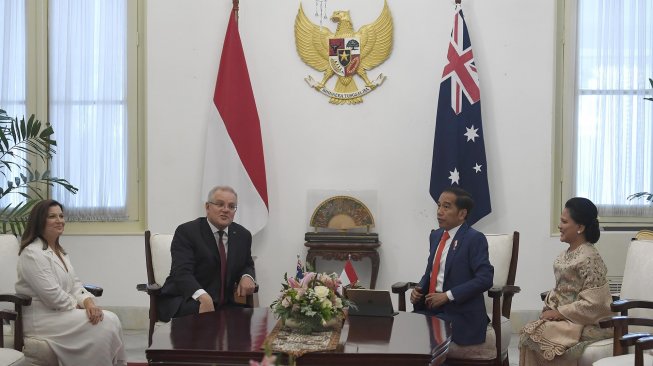 Presiden Joko Widodo (kedua kanan) didampingi Ibu Negara Iriana Joko Widodo (kanan) berbincang dengan Perdana Menteri Australia Scott Morrison (kedua kiri) beserta istri Jenny Morrison (kiri) dalam kunjungan kehormatan di Istana Merdeka, Jakarta, Minggu (20/10). [ANTARA FOTO/Puspa Perwitasari]