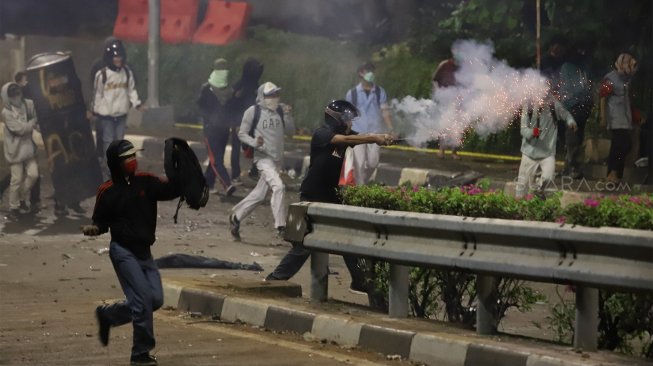 Suasana kericuhan yang terjadi antara pelajar STM dengan petugas Kepolisian di sekitar gedung DPR RI, Jakarta, Rabu (25/9). (Suara.com/Angga Budhiyanto)