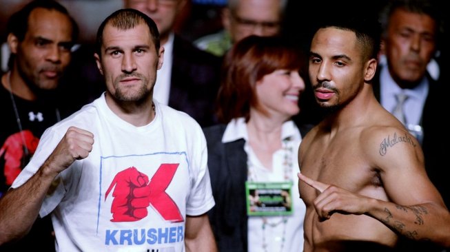 Sergey Kovalev (kiri) dan Andre Ward berpose setelah keduanya melakukan timbang badan di MGM Grand Garden Arena, Las Vegas, AS, Jumat (18/11/2018). [AFP/John Gurzinski]