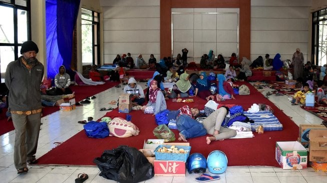 Sejumlah pengungsi berada di Posko BPBD, Batu, Jawa Timur, Senin (21/10). [ANTARA FOTO/Unggul Prabowo]
