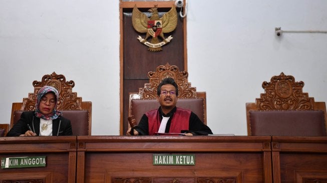 Hakim tunggal Elfian (kanan) memimpin jalannya sidang praperadilan yang diajukan mantan Menpora Imam Nahrawi di Pengadilan Negeri Jakarta Selatan, Jakarta, Senin (21/10). [ANTARA FOTO/Sigid Kurniawan]